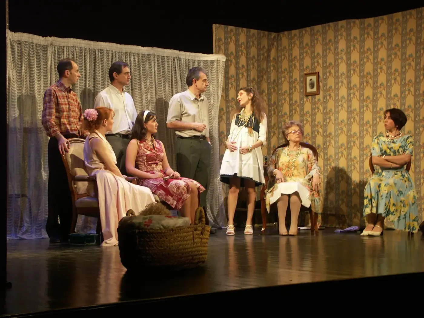 Troupe de la compagnie L'Art-Scénic sur scène lors d'une représentation théâtrale à Écully